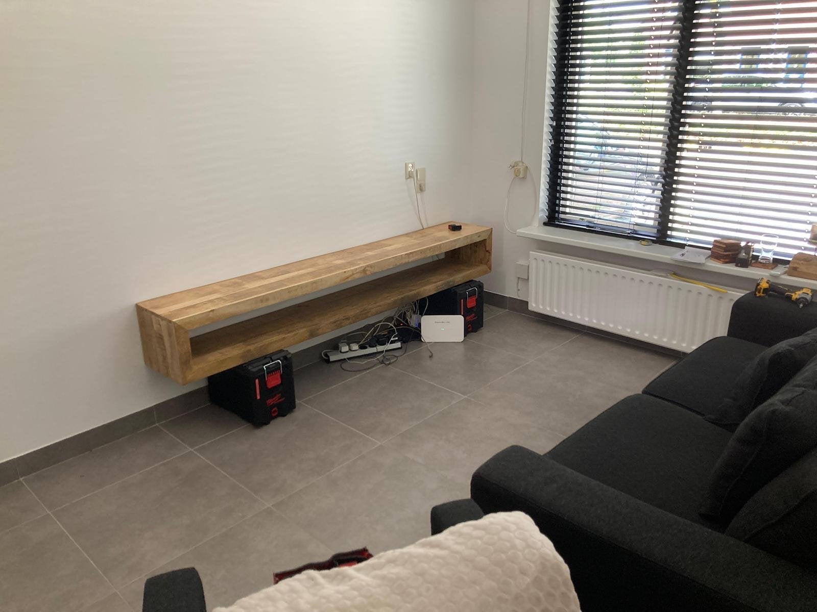 Stijlvol Zwevend TV-meubel van Mangohout, Huis en Inrichting, Kasten | Televisiemeubels, Ophalen, Zo goed als nieuw, 200 cm of meer