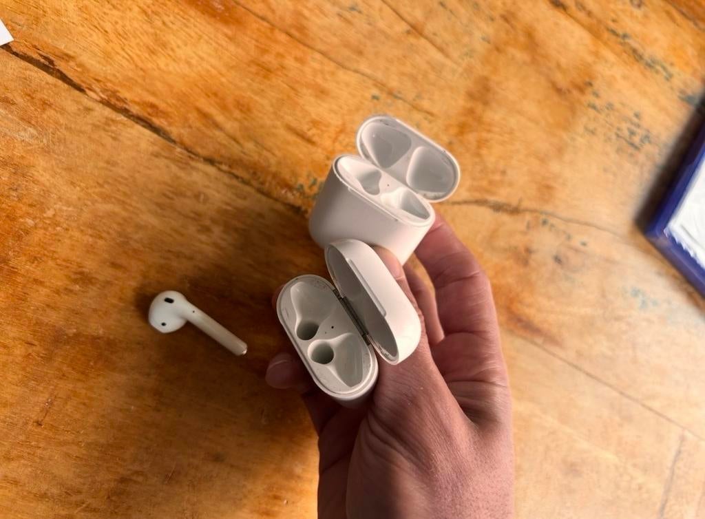Oplaadcase (2 stuks) Apple AirPods (1e gen), Ophalen of Verzenden, Gebruikt, Draadloos
