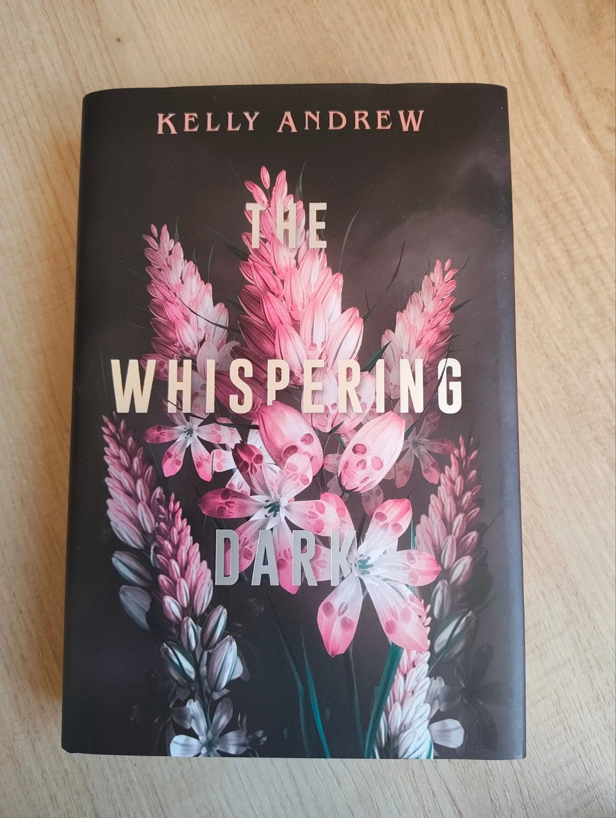 The Whispering Dark - Kelly Andrew | Illumicrate, Ophalen of Verzenden, Nieuw, Kelly Andrew