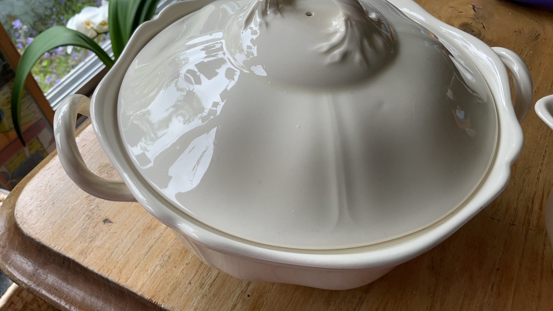 WEDGWOOD QUEENS DEKSCHAAL€22,50 en SAUSKOM €11,00, Ophalen of Verzenden, Gebruikt, Porselein, Kom(men)