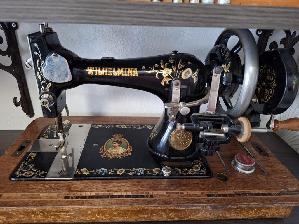 Wilhelmina oude naaimachine met parelmoer, Antiek en Kunst, Ophalen
