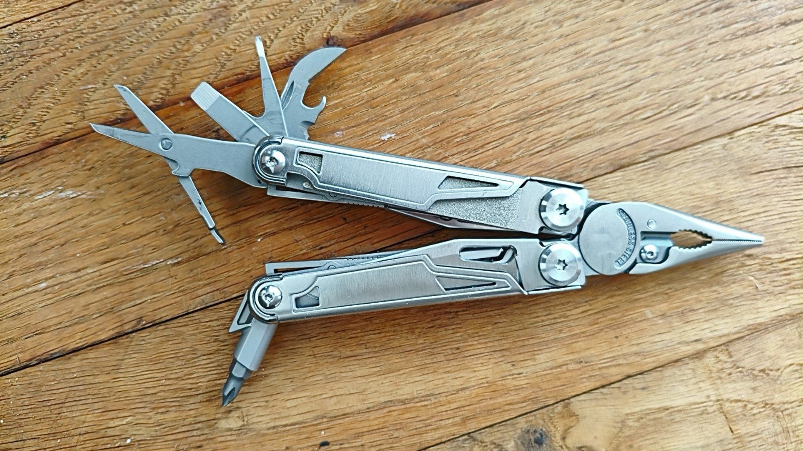 SwissTech 16-in-1 Multitool - Compact & Veelzijdig, Ophalen of Verzenden, Zo goed als nieuw, Multitool, Overige merken