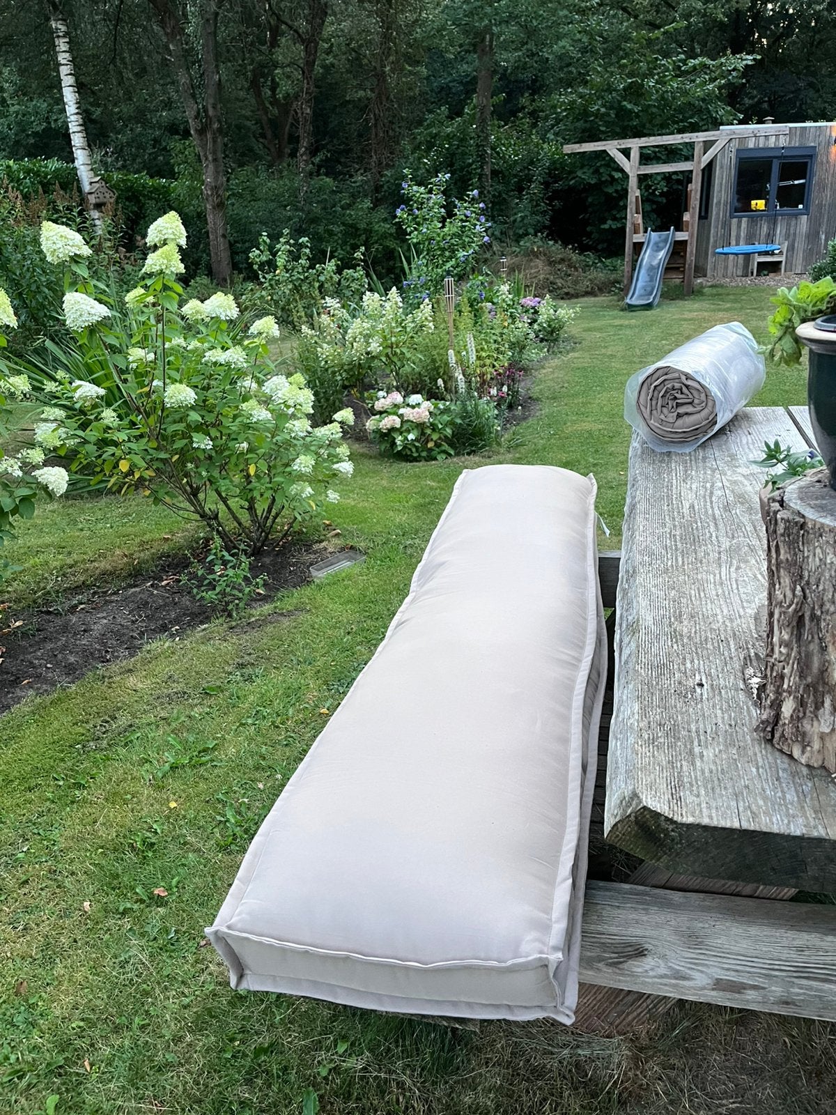 2 Taupe Tuinbank/chill kussens 200x50x7 cm., Ophalen, Nieuw, Overige materialen