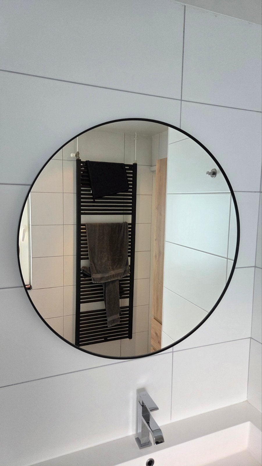 Badkamerspiegel rond zwarte rand 80cm, Huis en Inrichting, Badkamer | Badkamermeubels, Ophalen, Zo goed als nieuw, Minder dan 100 cm