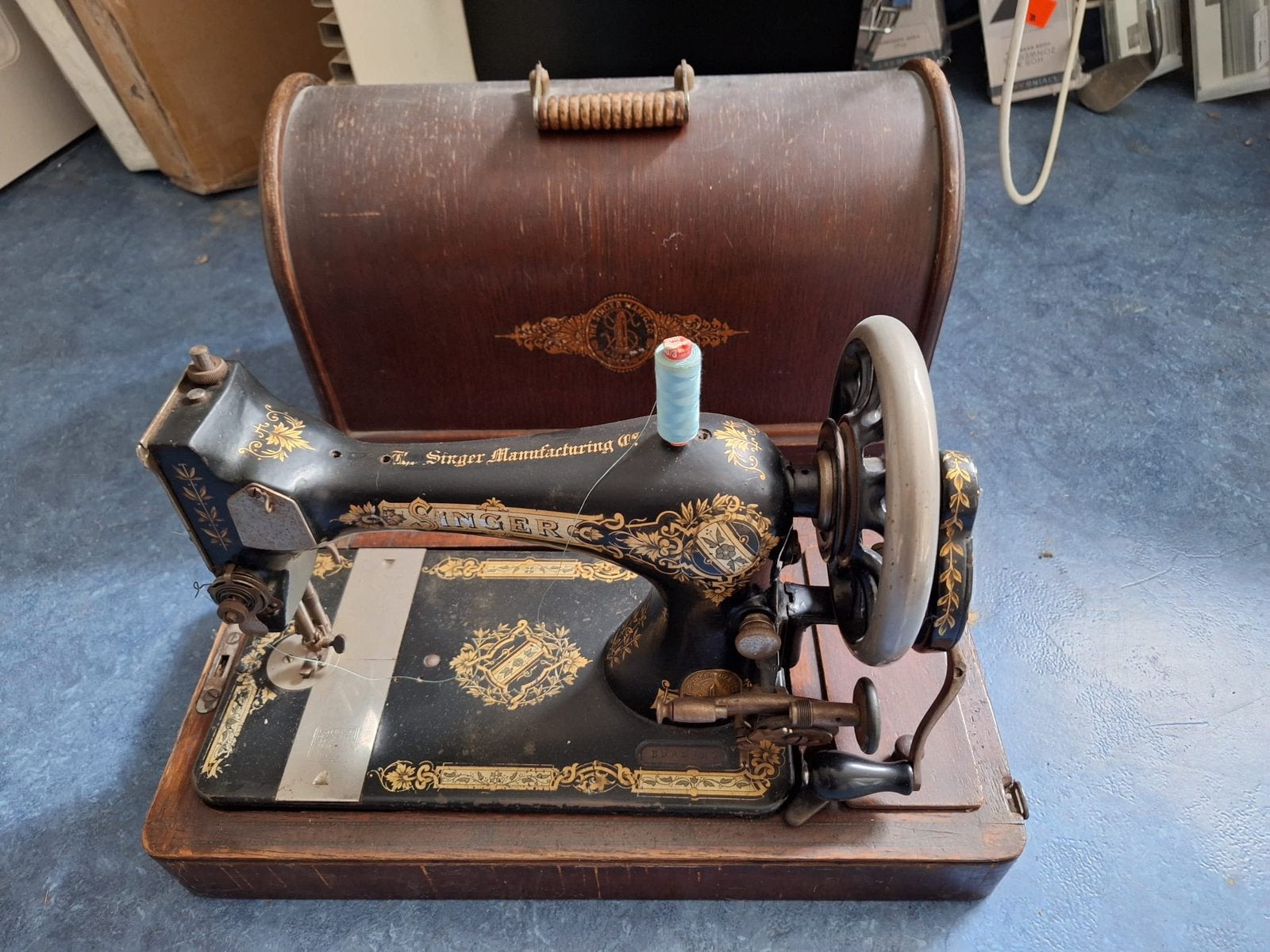 Antieke Singer Naaimachine met Handslinger (1905), Ophalen