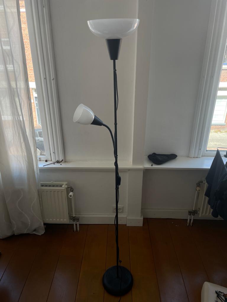 IKEA Staande lamp met leeslamp - Zwart/Wit, Huis en Inrichting, Lampen | Vloerlampen, Ophalen, Gebruikt, Glas, 150 tot 200 cm