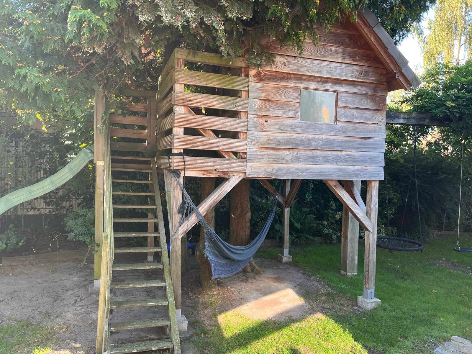 Houten Tuinhuis met Vaste Trap, Balkon en Glijbaan, Kinderen en Baby's, Speelgoed | Buiten | Speelhuisjes, Ophalen, Gebruikt, Hout