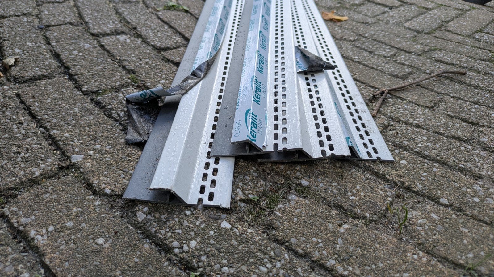 Keralit Trim/Kraal Ventilatieprofiel Dakrand - 4x 300, Ophalen, Zo goed als nieuw