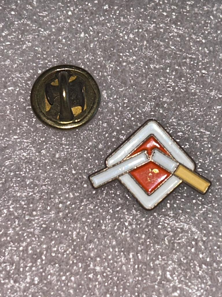 Gebroken sigaret, Ophalen of Verzenden, Zo goed als nieuw, Overige onderwerpen, Speldje of Pin