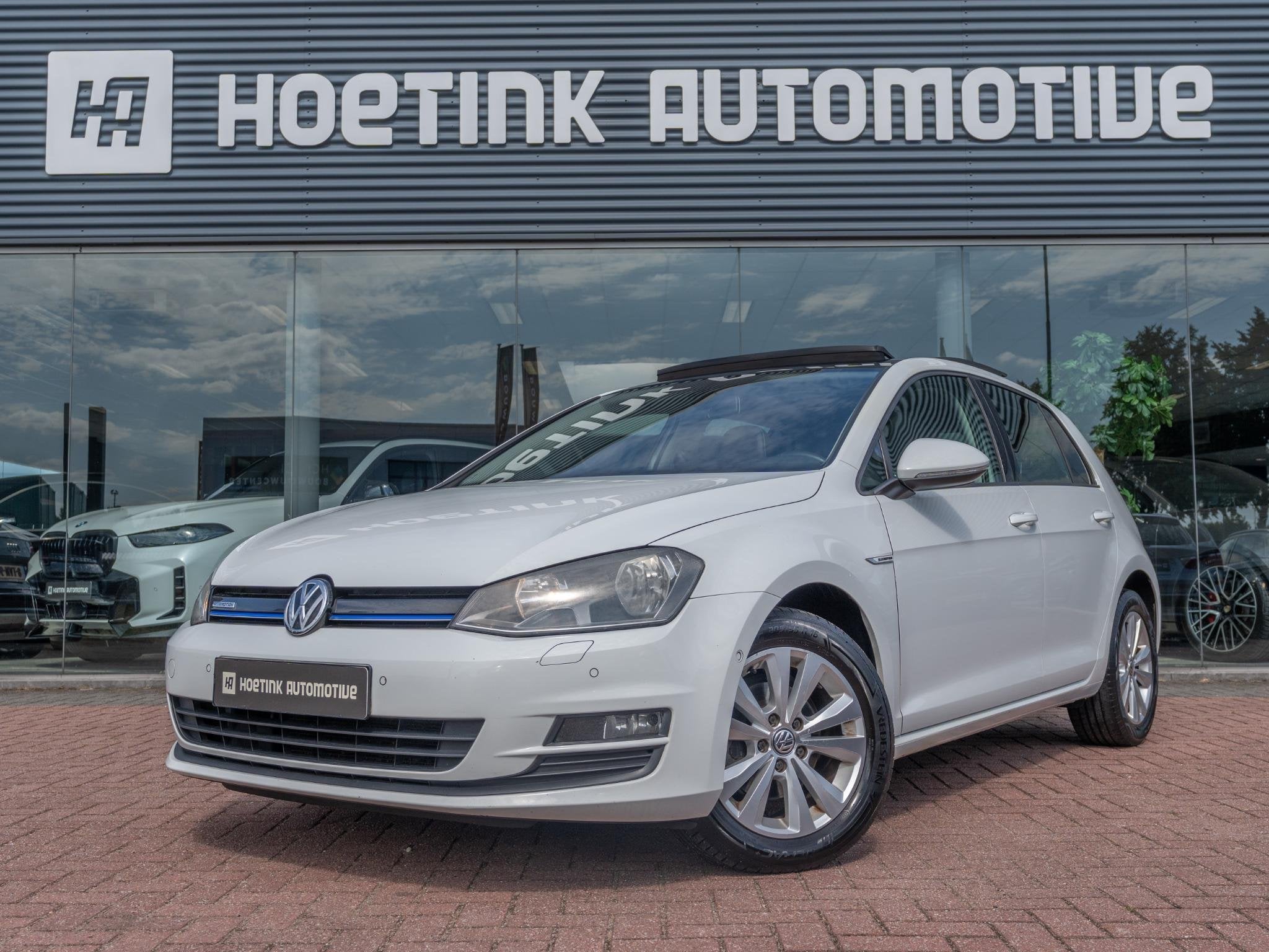 Volkswagen Golf 1.2 TSI Connected Series | Pano | R-Line sto, Voorwielaandrijving, Gebruikt, 4 cilinders, Wit
