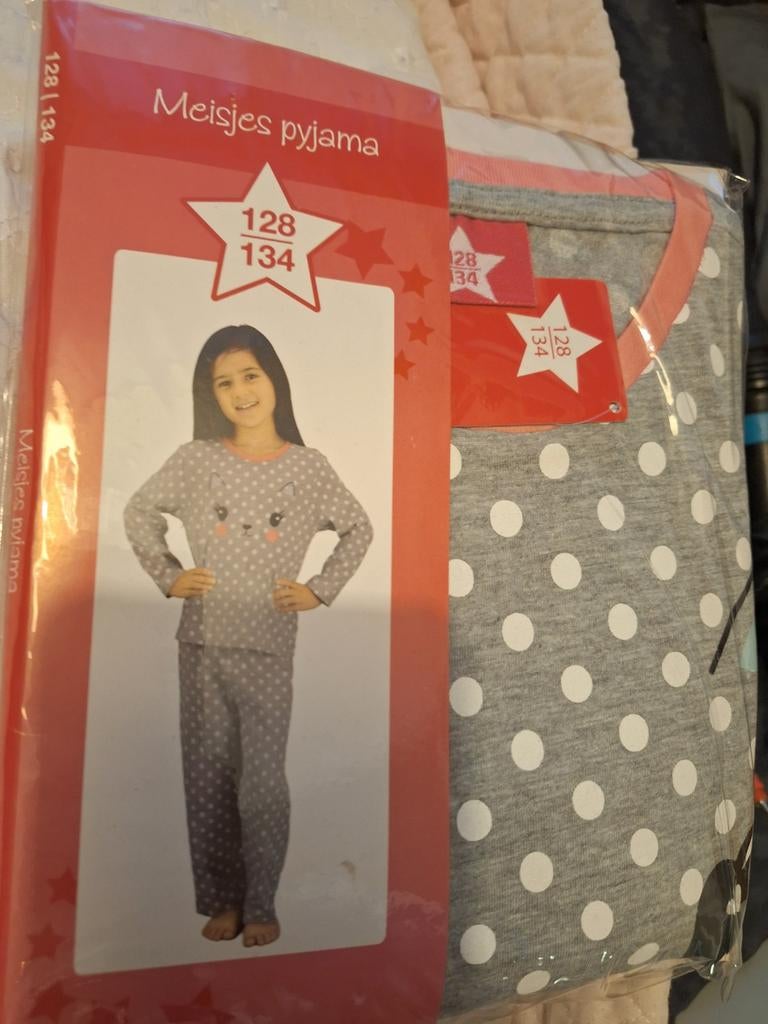 Nieuwe meisjes pyjama met stippen, maat 128/134, Kinderen en Baby's, Kinderkleding | Maat 128, Nacht- of Onderkleding, Meisje