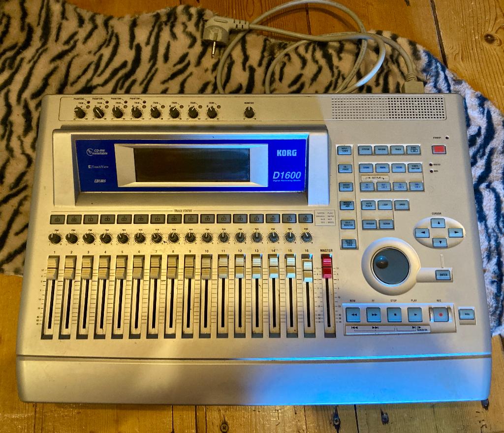 Korg D1600 16-Track Digital Recorder, Muziek en Instrumenten, Ophalen of Verzenden, Gebruikt, 10 tot 20 kanalen