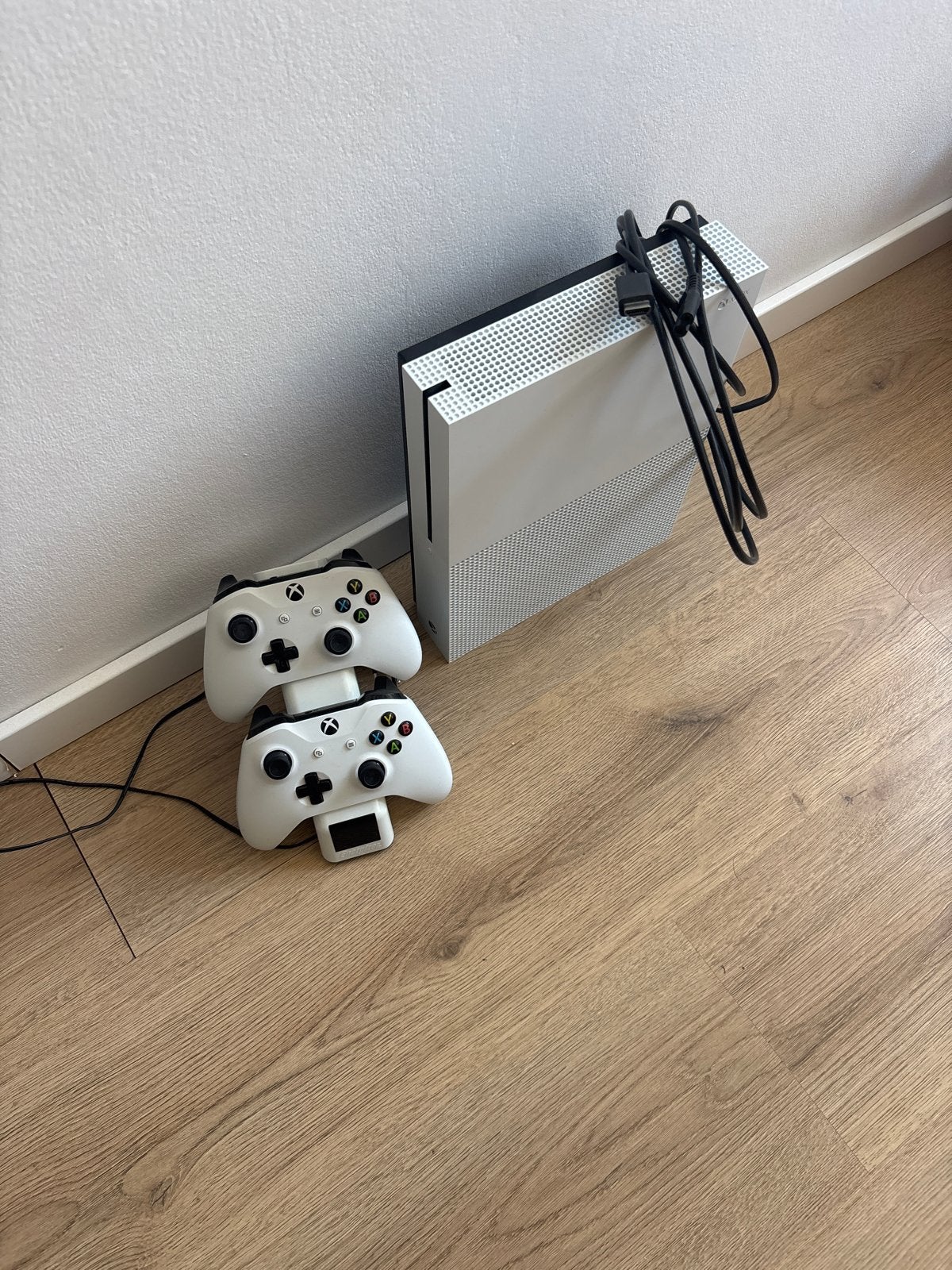 Xbox One S met 2 controllers en oplader, Ophalen, Gebruikt, Met 2 controllers, Xbox One S