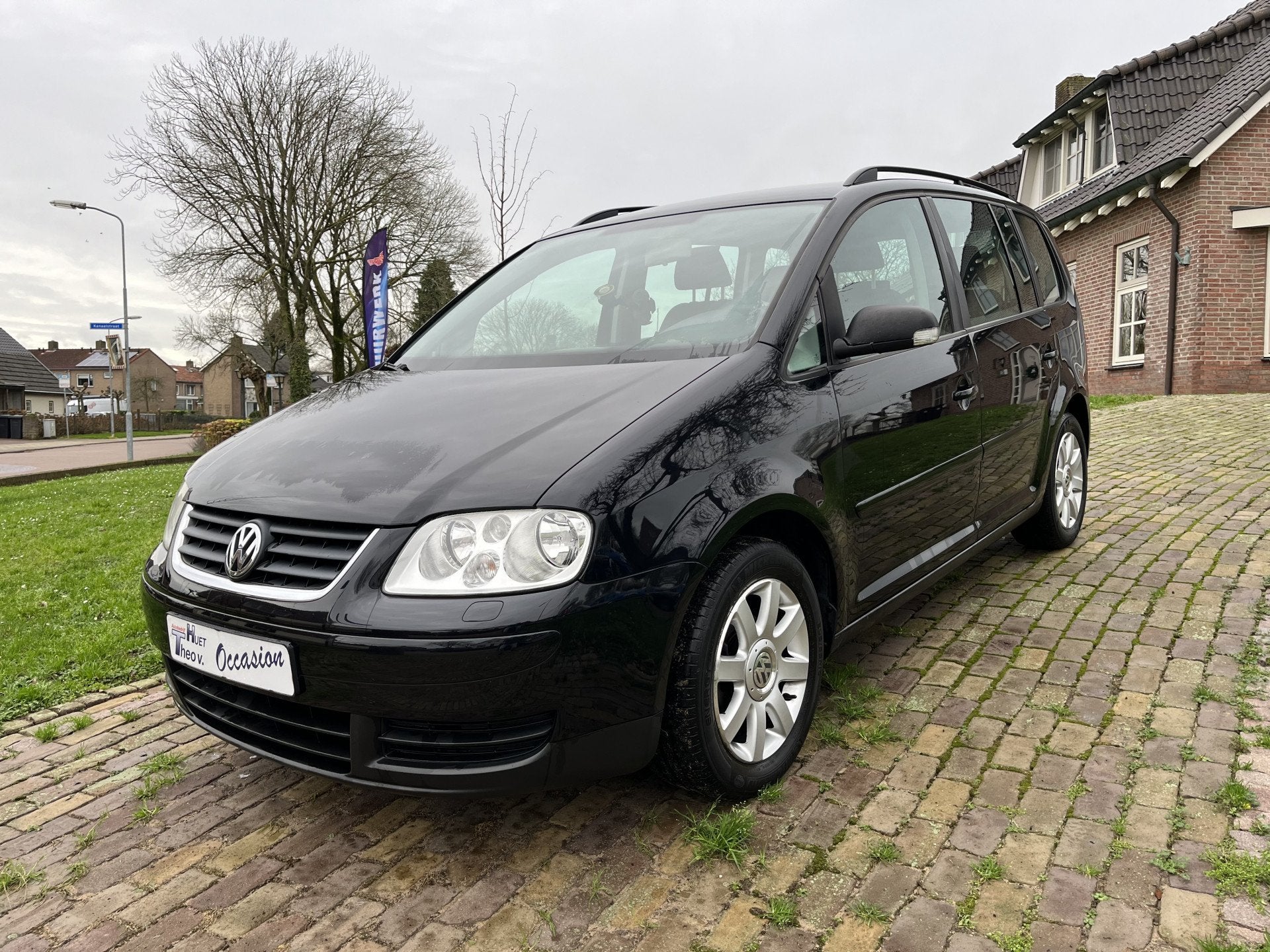 Volkswagen Touran 1.6 Optive Airco/Cruise/Parkeersensor acht, Auto's, Voorwielaandrijving, 4 cilinders, Zwart, Handgeschakeld