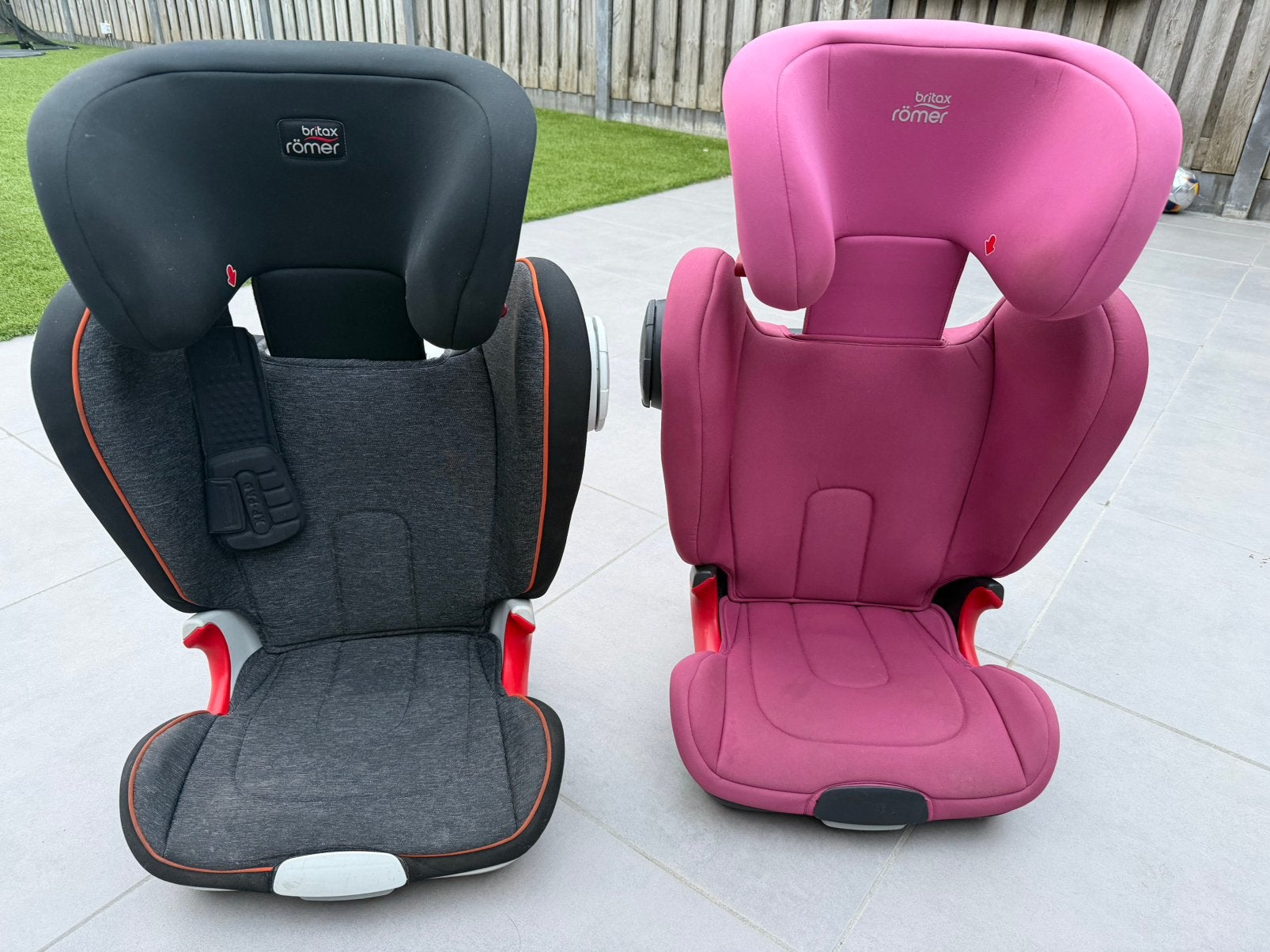 Te koop 2 autostoelen Britax Römer in kleur zwart en roze, Ophalen, Romer, 15 t/m 36 kg, Zo goed als nieuw