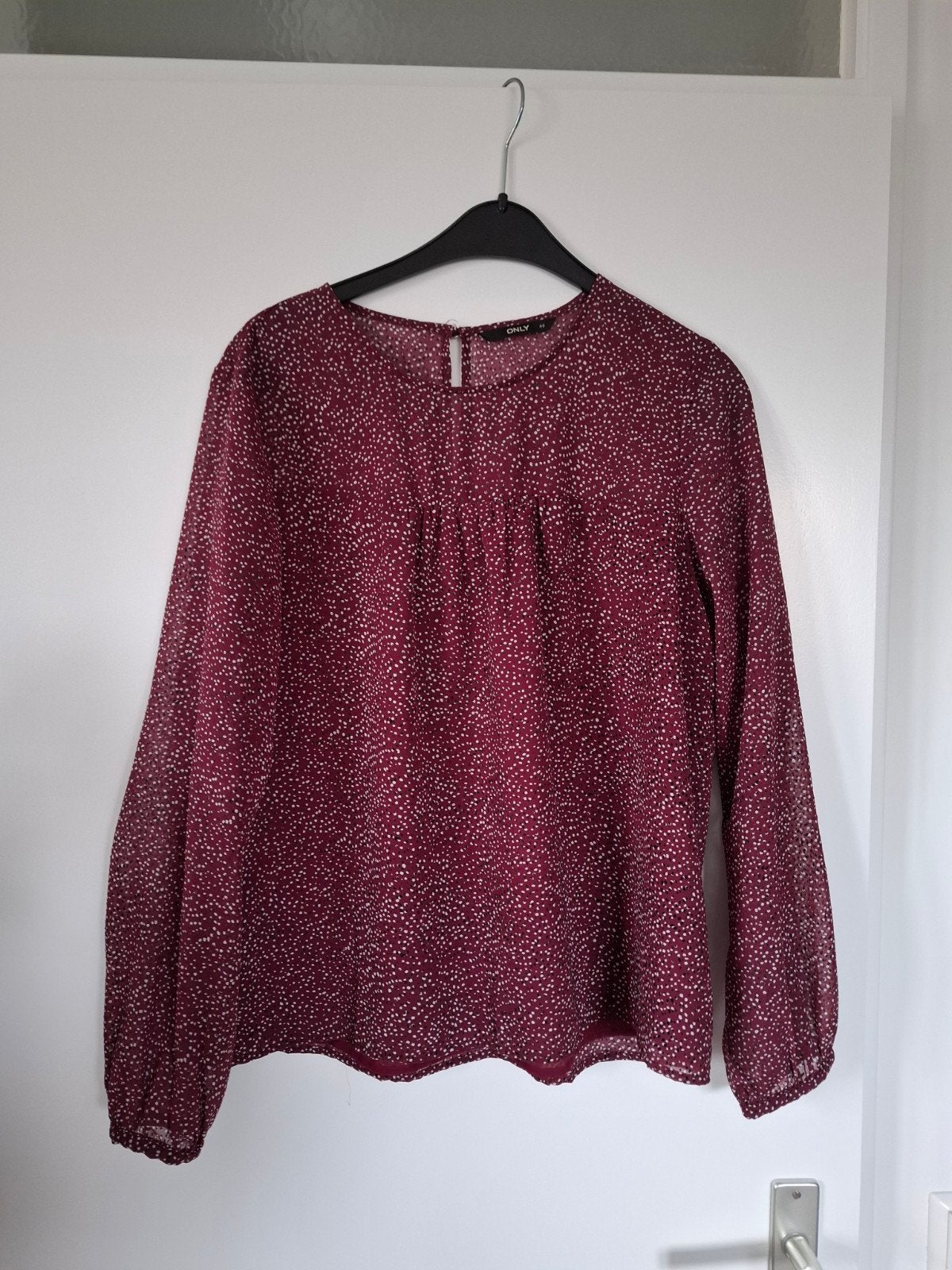 Only blouse maat 40 bordeauxrood met stippen, Kleding | Dames, Blouses en Tunieken, Maat 38/40 (M), Only, Ophalen of Verzenden
