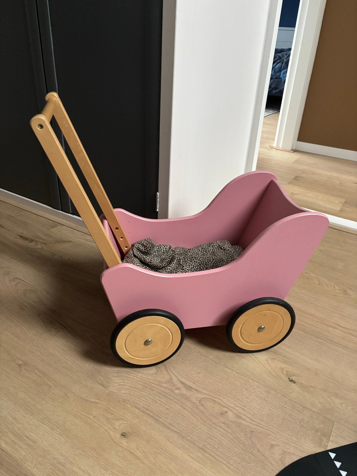 Houten poppenwagen roze - zo goed als nieuw, Ophalen, Zo goed als nieuw, Overige typen