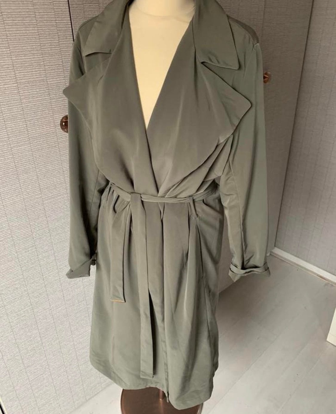 Mosgroene trenchcoat van H&M maat M, Ophalen of Verzenden, Zo goed als nieuw, Groen