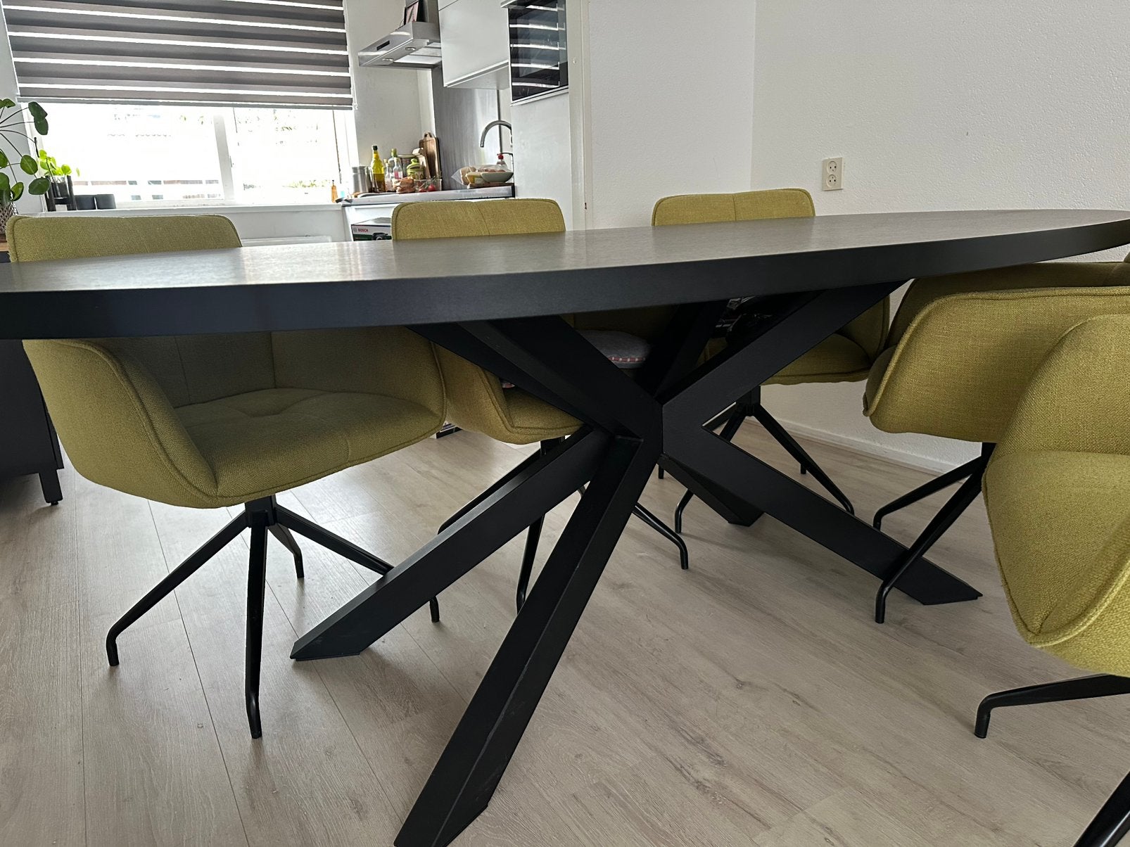 Zwarte ovale tafel met luxe eetstoelen van O Form, Ophalen, 100 tot 150 cm, Zo goed als nieuw, 150 tot 200 cm