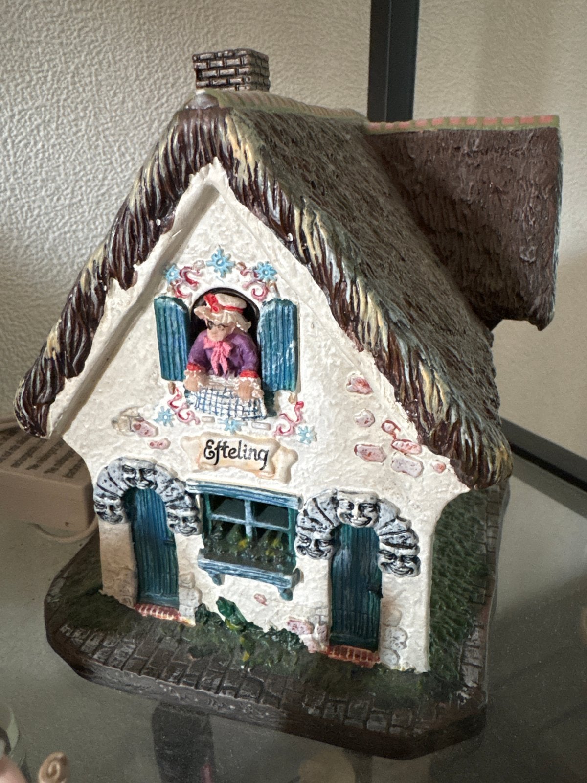 Efteling Huisje met Sprookjesfiguren - Vrouw Holle, Verzamelen, Efteling, Zo goed als nieuw, Beeldje of Poppetje, Ophalen of Verzenden
