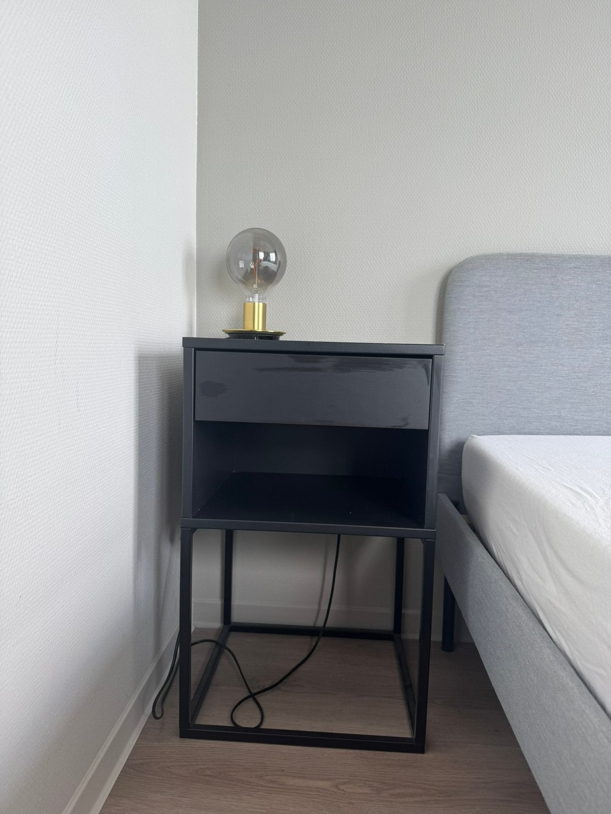 IKEA VIKHAMMER nachtkastje zwart, Ophalen, Gebruikt, Minder dan 45 cm, 55 tot 70 cm