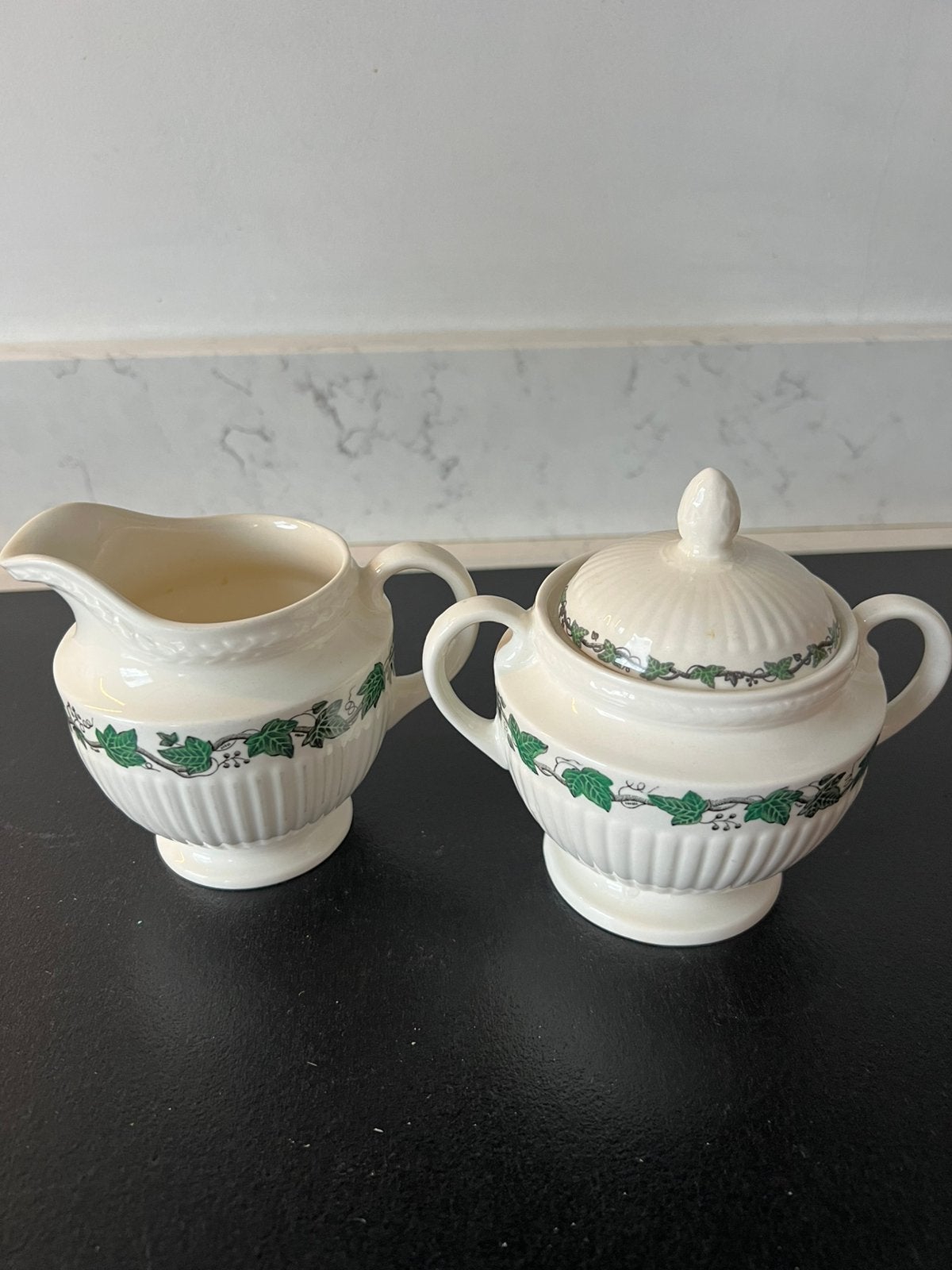 Wedgwood Stratford suikerpotje, melkkannetje, schotel., Ophalen of Verzenden, Zo goed als nieuw, Porselein, Overige typen