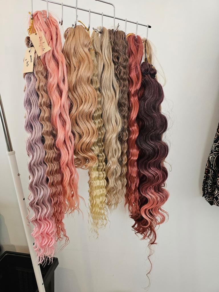 Synthetisch diverse haar met een extensions rek, Ophalen of Verzenden, Zo goed als nieuw, Pruik of Haarverlenging