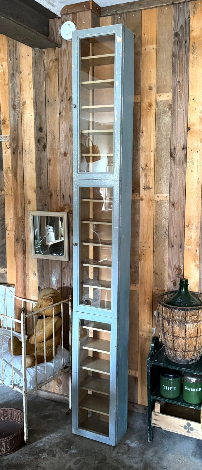 Brocante oude smalle kast met 3 glazen deurtjes 225 cm, Ophalen