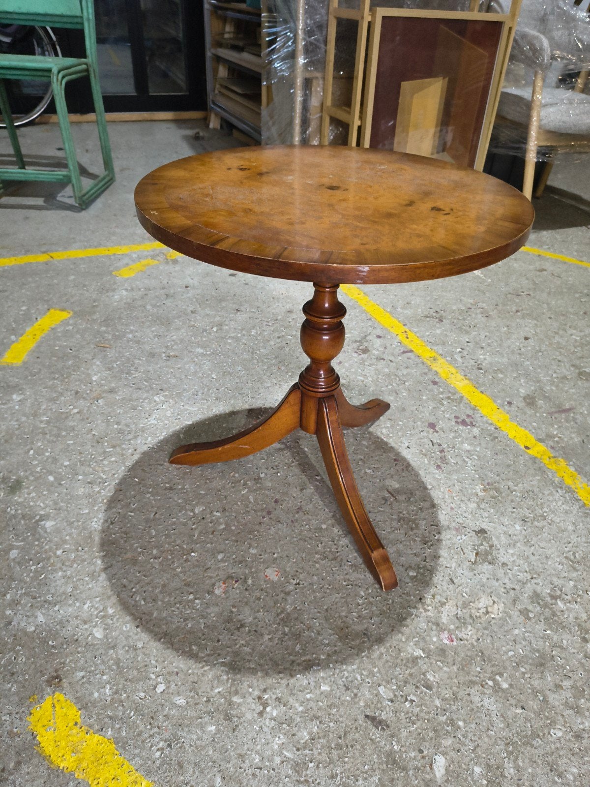Notenhouten Ronde Bijzettafel met Lichte Gebruikssporen, Ophalen