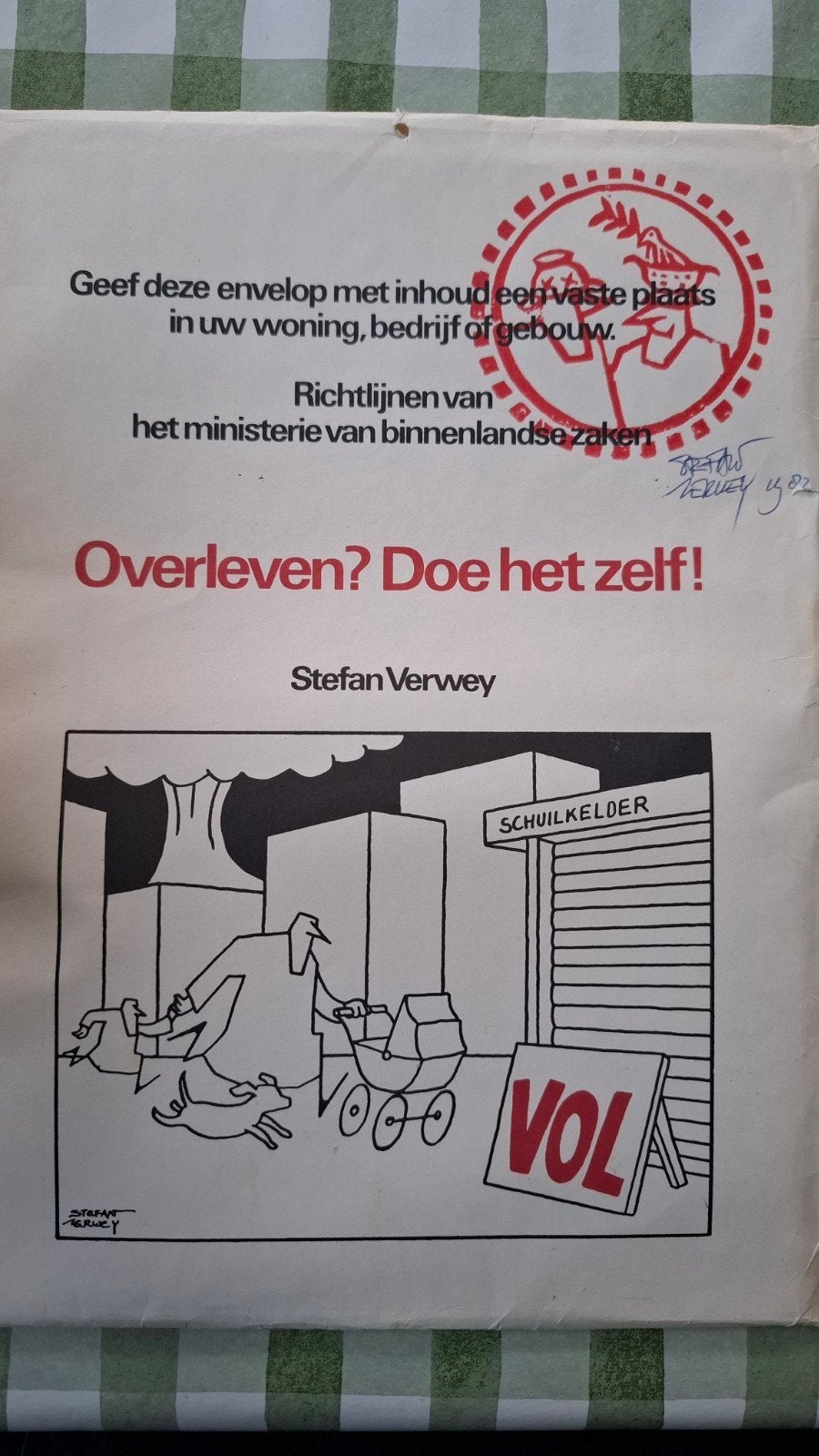 Stefan Verwey - Overleven? Doe het zelf! Gesigneerd 1982, Gelezen, Eén stripboek, Ophalen of Verzenden, Stefan Verwey
