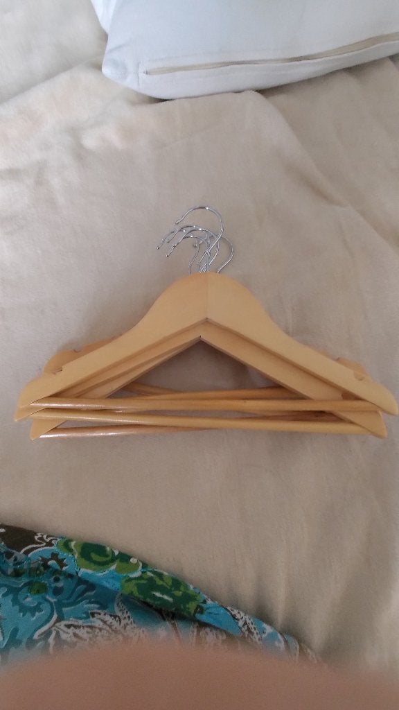 Gratis houten kledinghangers voor kinderen, Kleding | Dames, Kledinghangers, Ophalen of Verzenden, Zo goed als nieuw, Hout, Kinderen