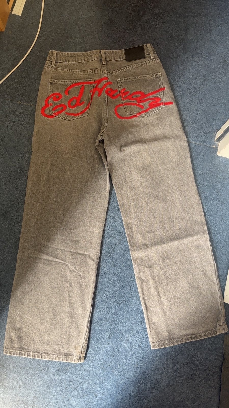 Ed Hardy baggy jeans grijs/washed – rood borduurwerk – XS, Kleding | Dames, Ophalen of Verzenden, Zo goed als nieuw, Overige kleuren