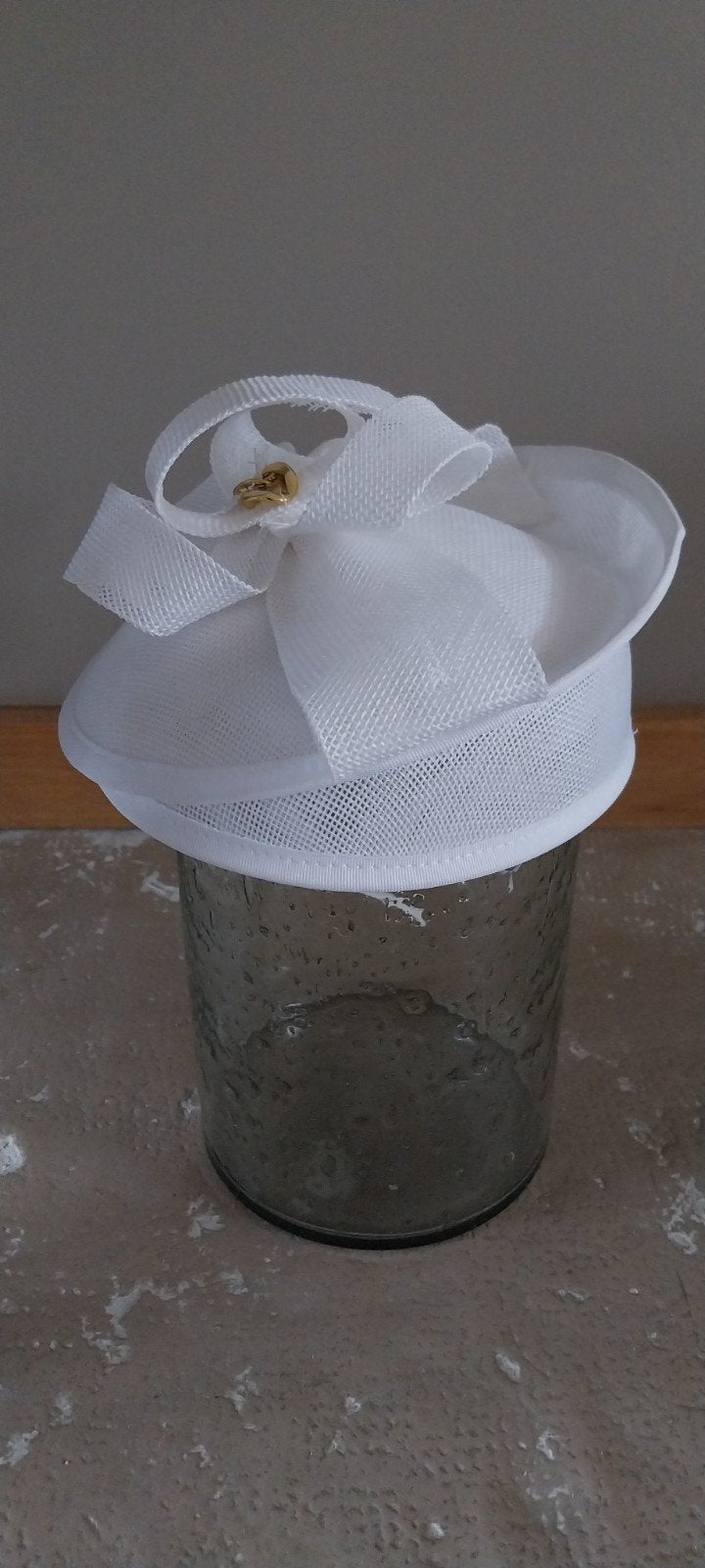 Witte fascinator hoedje voor meisjes vanaf 8 jaar, Ophalen of Verzenden, Zo goed als nieuw, One size fits all, Hoed