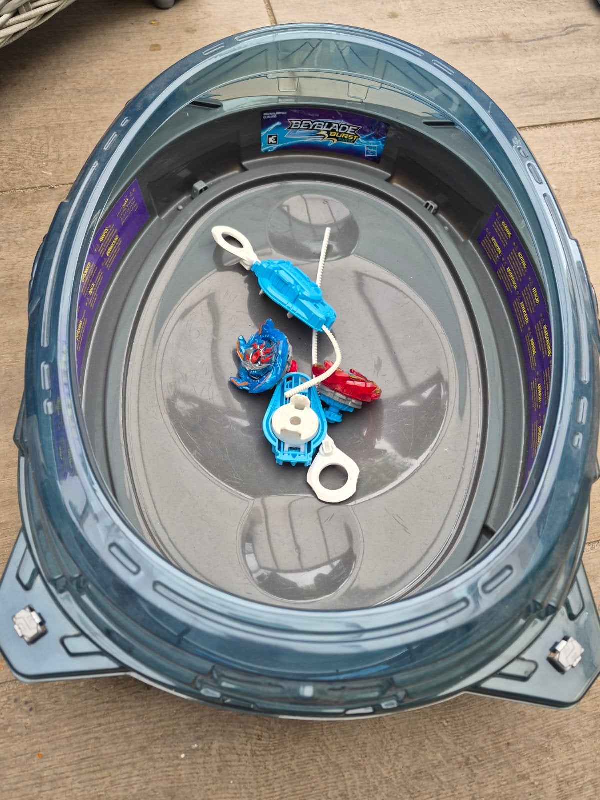 Beyblade Arena, Ophalen