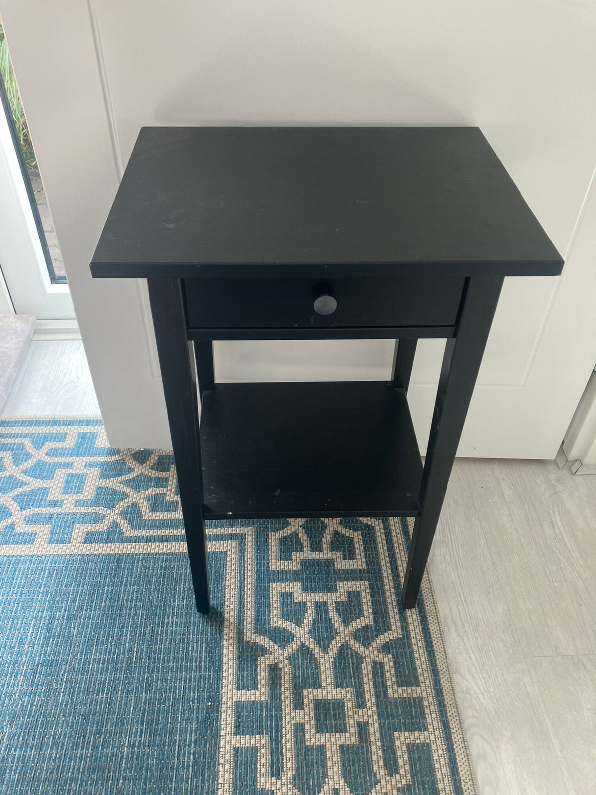 Hemnes nachtkastje. Donkerbruin., Huis en Inrichting, Ophalen, Zo goed als nieuw, Minder dan 45 cm