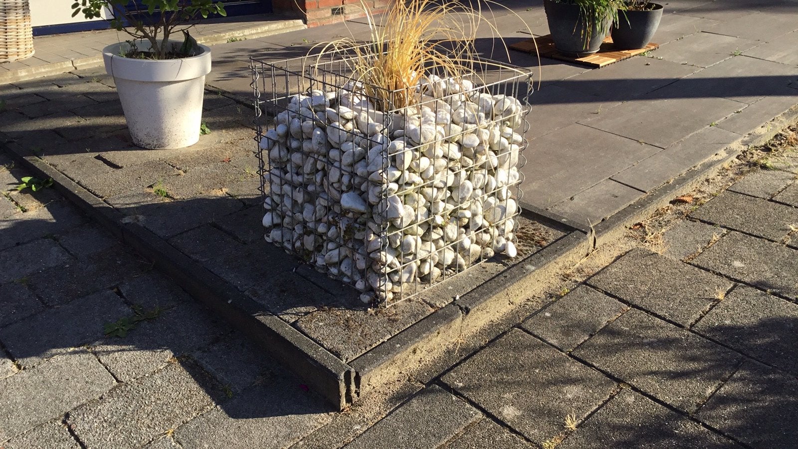 Leuke afscheiding van staal en witte keien, Tuin en Terras, Ophalen, Gebruikt, Minder dan 10 meter