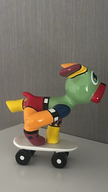 Didi Diaz,  Kleurrijke hond op skateboard, Minder dan 20 cm, Kunststof, Ophalen of Verzenden, Zoogdier