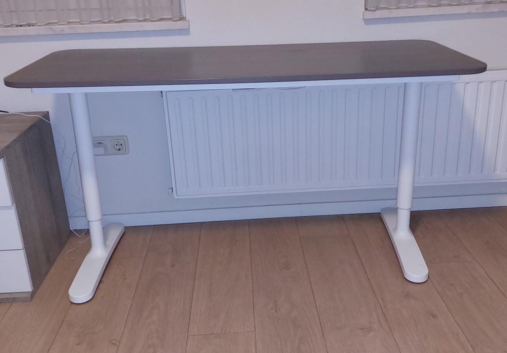 Bureau met verstelbare poten, Ophalen