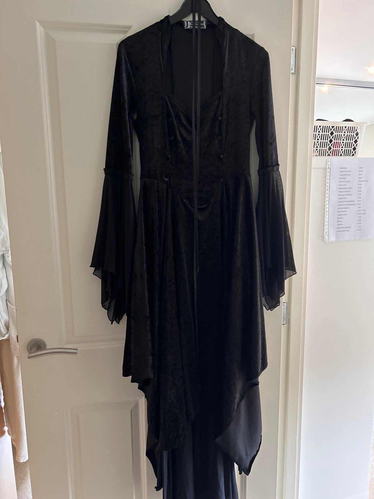Zwarte fluwelen gothic jurk met trompetmouwen, Zwart, Nieuw, Ophalen of Verzenden, Maat 36 (S)