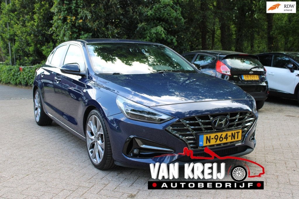 Hyundai I30 1.5 T-GDi MHEV Premium Sky Fastback, Full Option, Auto's, Hyundai, Gebruikt, 4 cilinders, Blauw, Leder