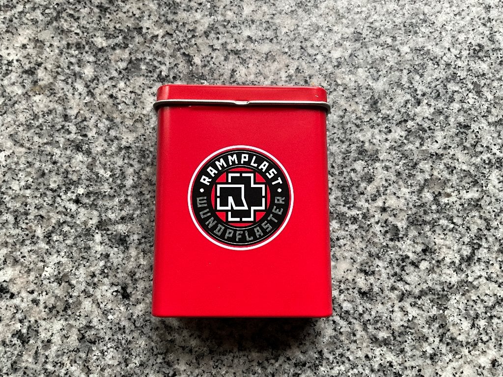Metalen blikje met pleisters van Rammstein, Nieuw, Ophalen of Verzenden, REGINA, Metalen blikje met pleisters van Rammstein