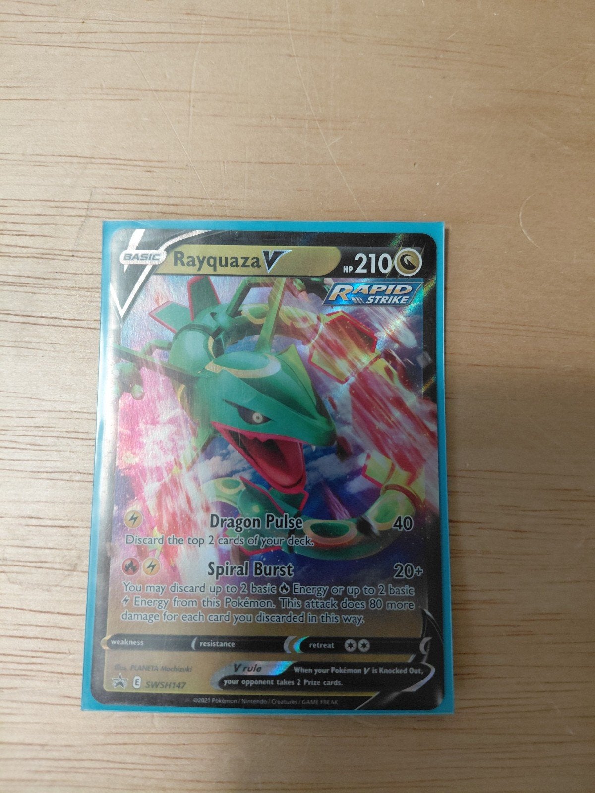 pokemon kaart rayquaza V, Ophalen of Verzenden, Zo goed als nieuw, Losse kaart, Foil