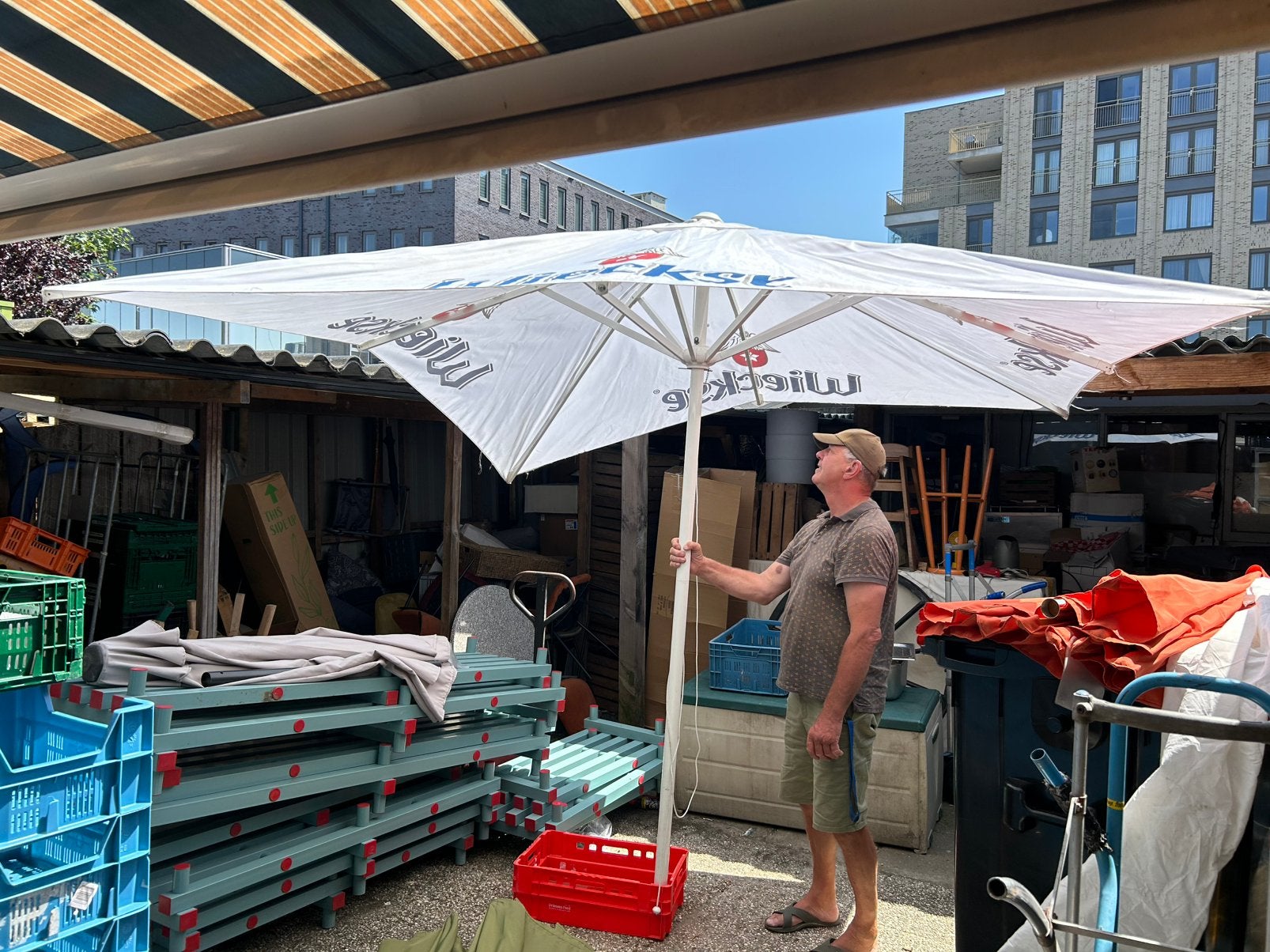 Horeca parasol 3 meter. Wieckse Witte, Ophalen, Zo goed als nieuw, Zweefparasol