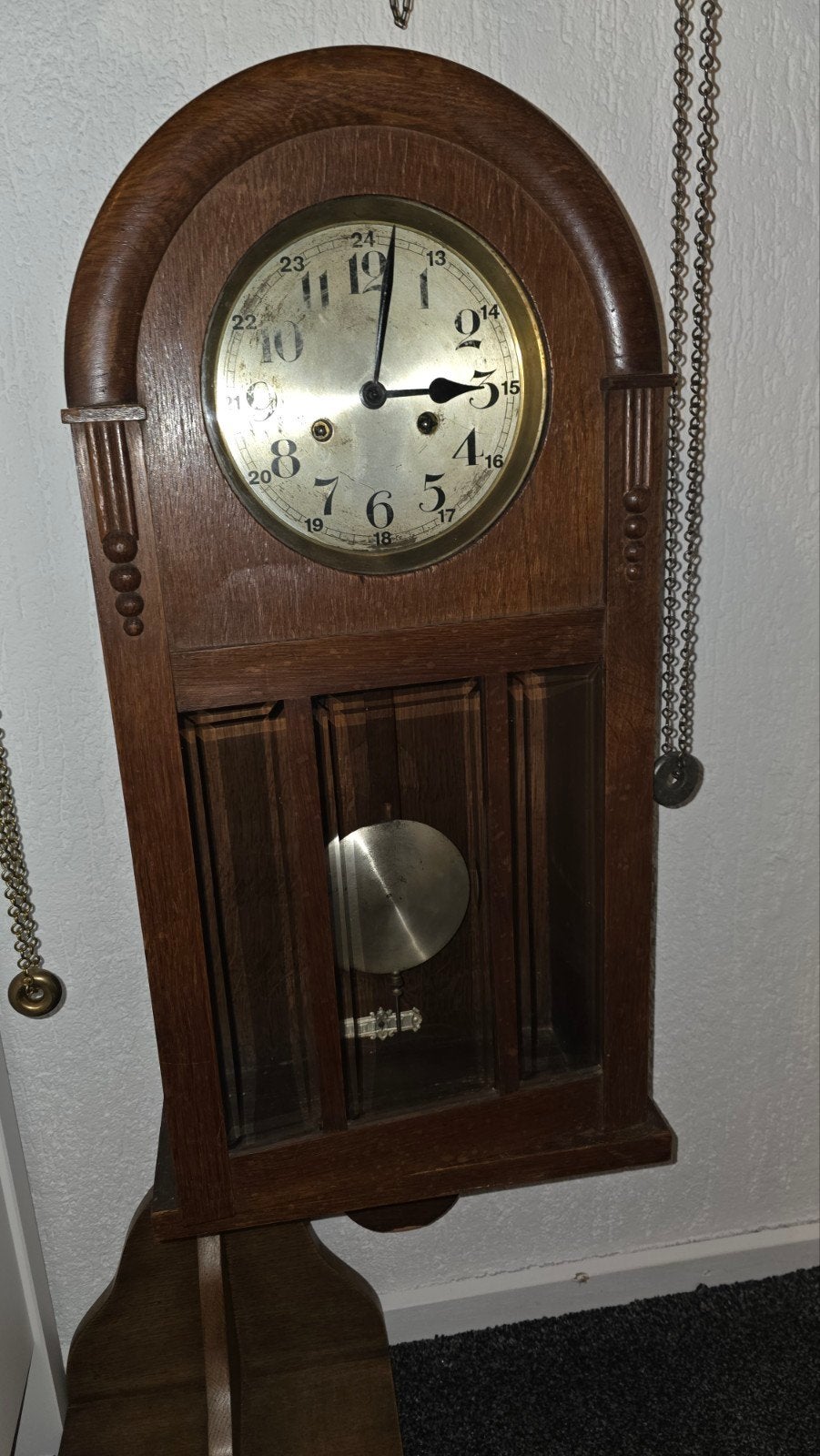 Antieke houten wandklok met slinger, Ophalen