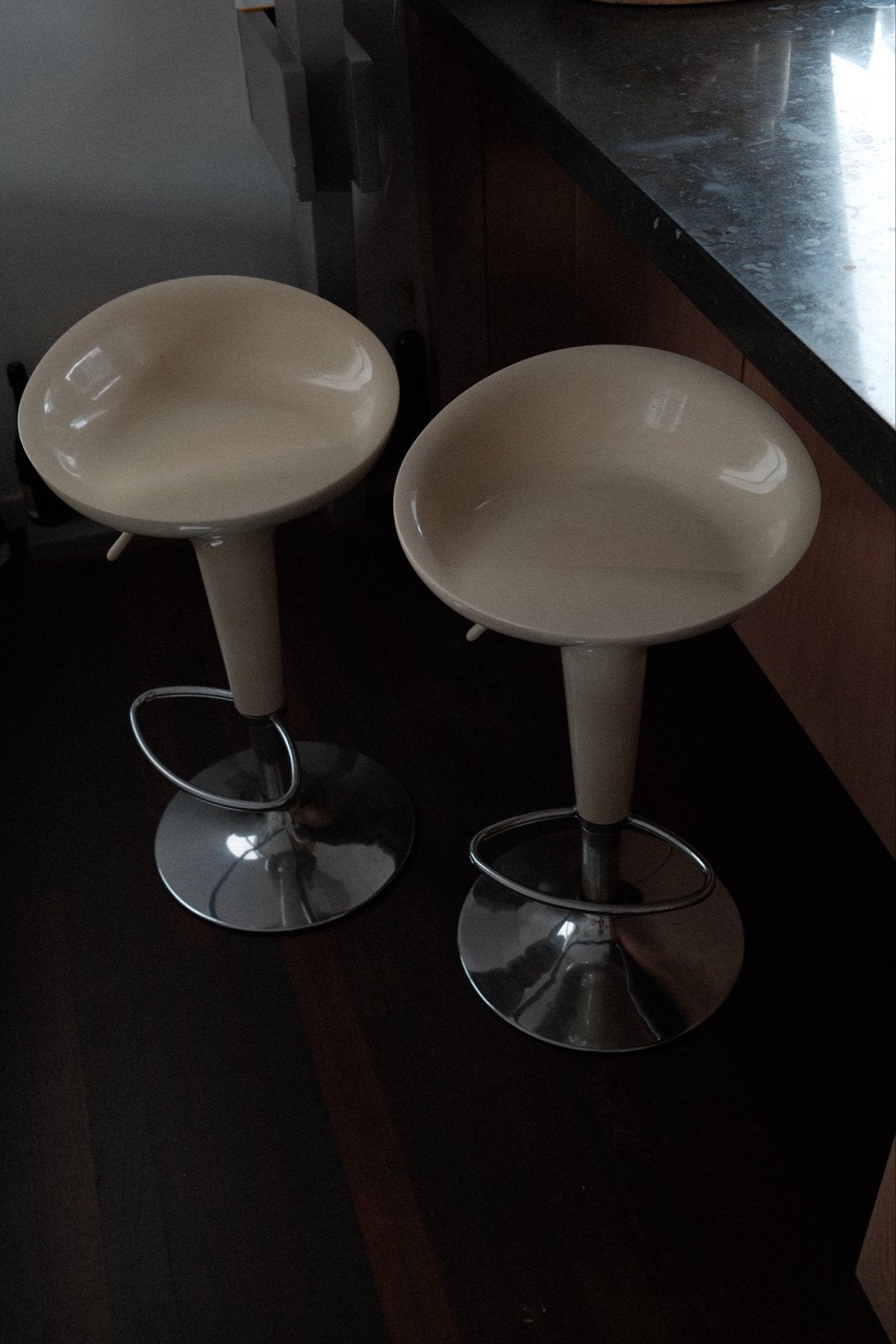 Set van 2 moderne barkrukken - in hoogte verstelbaar, Huis en Inrichting, Ophalen, Kunststof, Gebruikt, In hoogte verstelbaar