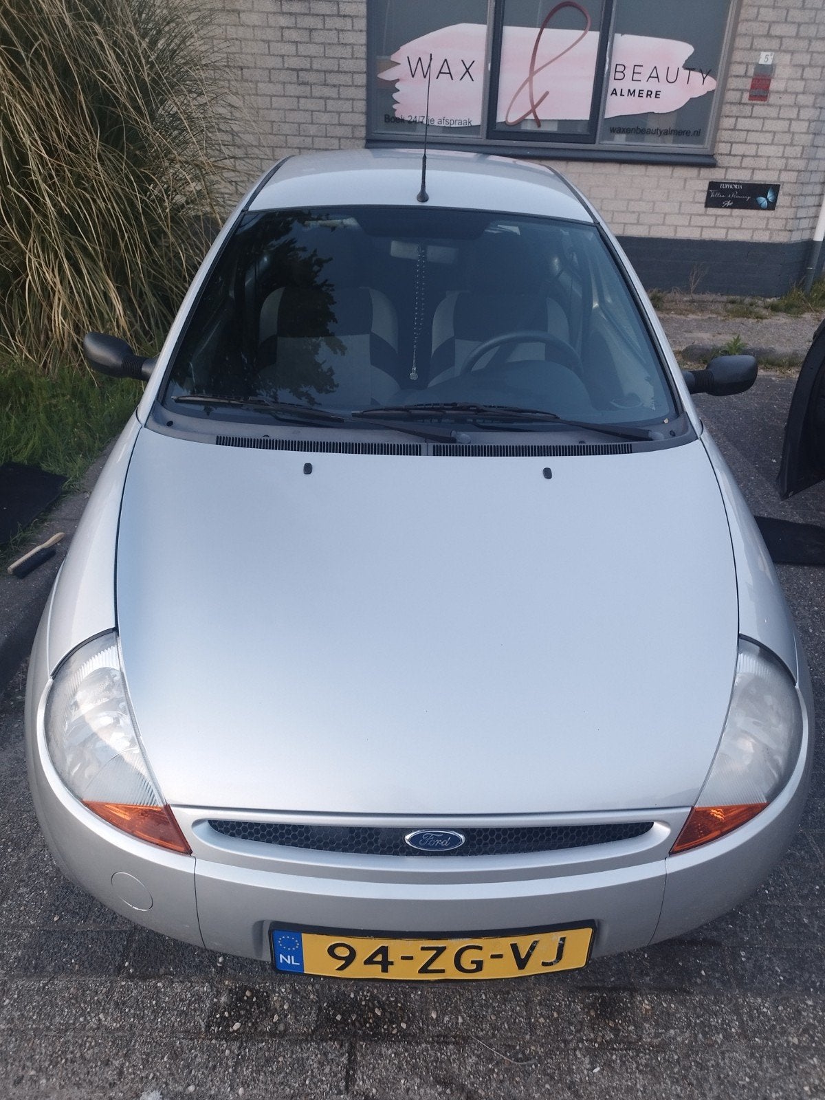 Ford Ka 1.3 I 44KW 2008 Grijs, Auto's, Voorwielaandrijving, 1299 cc, 31 €/maand, 4 cilinders