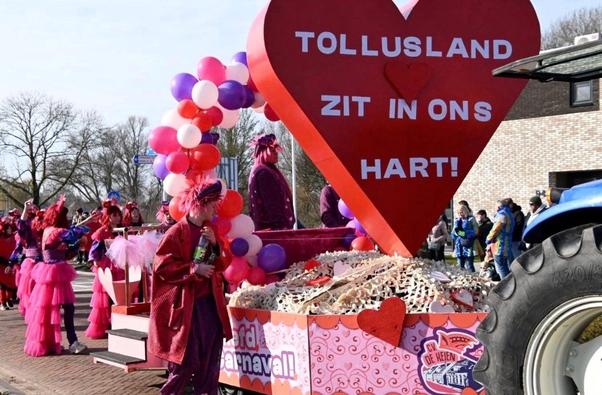 Complete Carnavalsgroep Outfit - Inclusief Hartdecoratie, Ophalen, Gedragen, Carnaval, Kleding