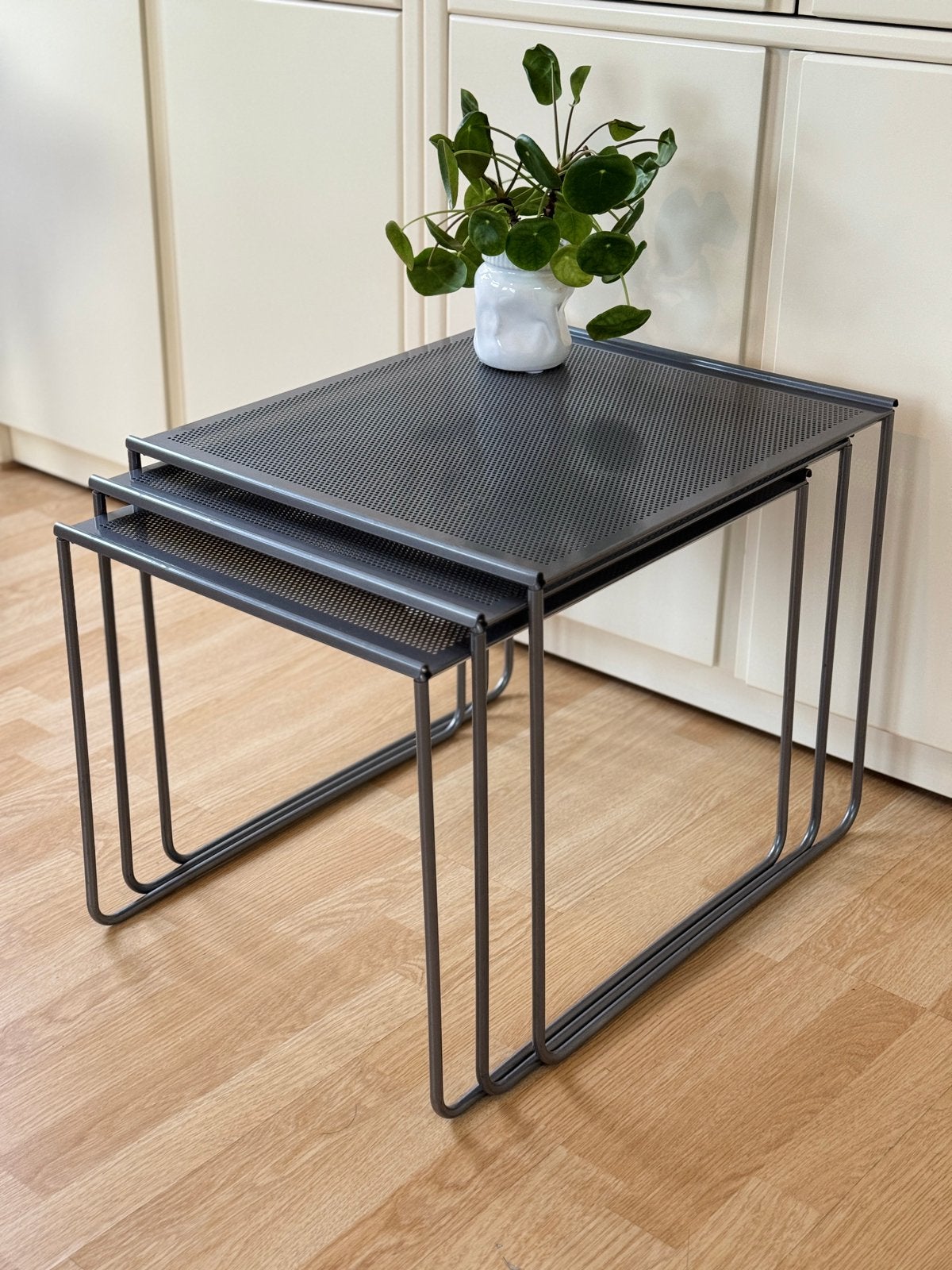 Vintage nesting bijzettafeltjes set van 3 staal jaren 80, Minder dan 45 cm, Minder dan 55 cm, Metaal of Aluminium, Postmodern
