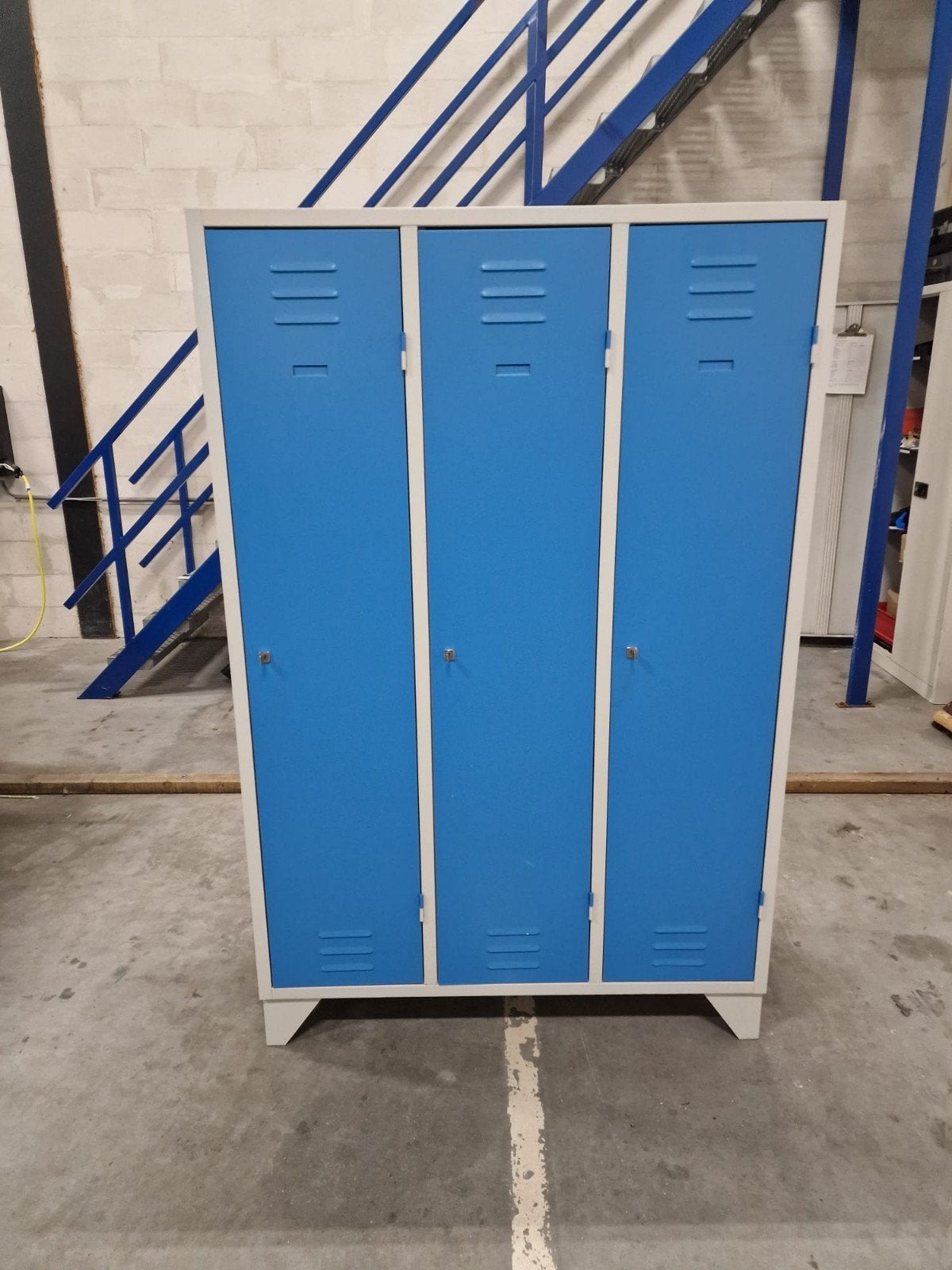 Metalen Lockerkast met 3 Deuren - Blauw/Grijs, Ophalen, Gebruikt, Industrieel, Functioneel