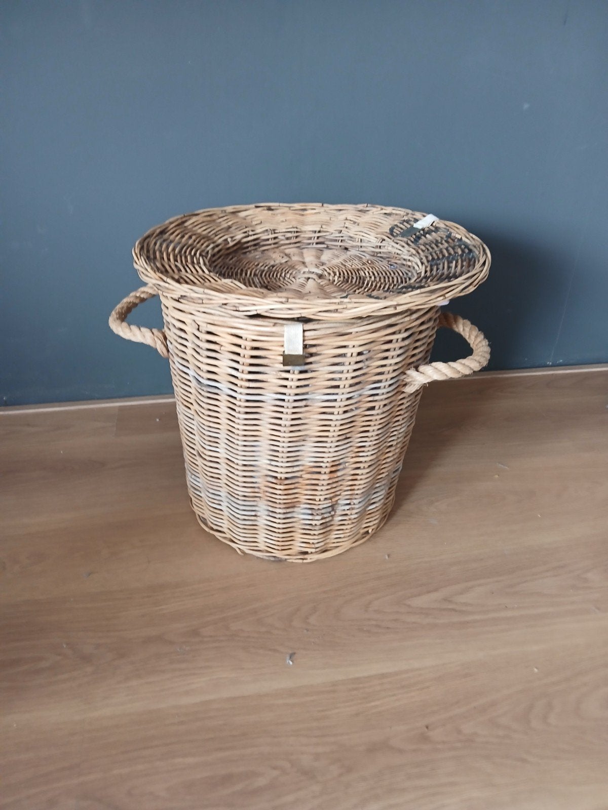 Vintage rieten wasmand met deksel en handvatten, Gebruikt, Mand, Rond, Ophalen of Verzenden